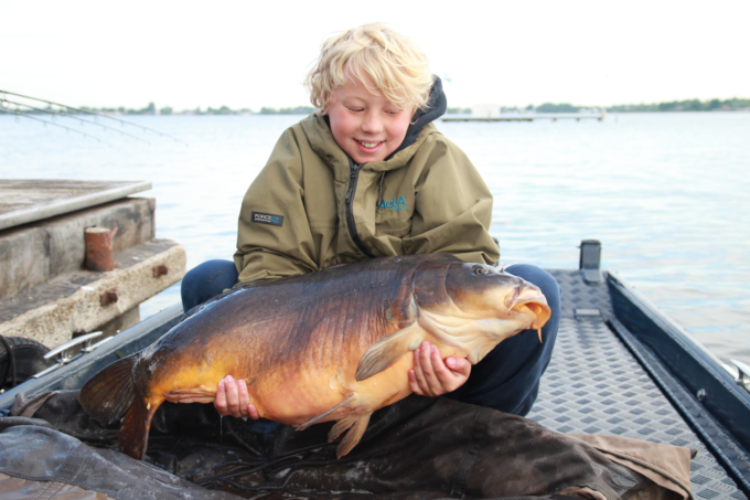 Noa met zijn 14 kilo spiegel